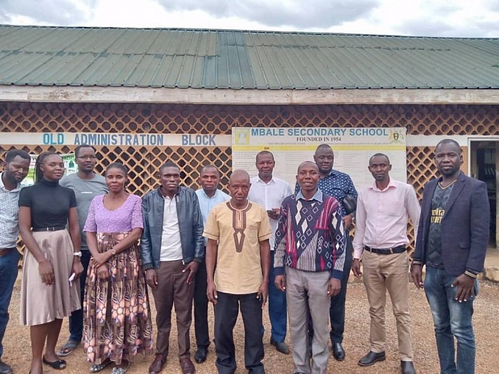 OLD STUDENTS POSE FOR A PHOTO OPPORTUNITY INFRONT OF THE OLD ADMIN BLOCK